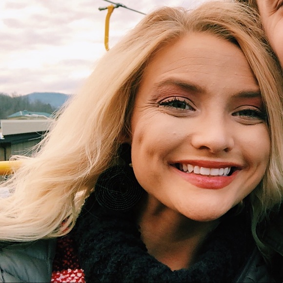 Meet your Posher, Ally - Picture 1 of 2